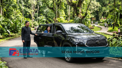 Supir profesional membuka pintu Toyota Innova di Kebun Raya Bogor